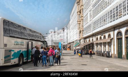 Balcons vitrés typiques de la Coruña connue sous le nom de galerias sur l'Avenida de Montoto. La Coruña, province de la Coruña, Galice, Espagne. Transports publics. Banque D'Images