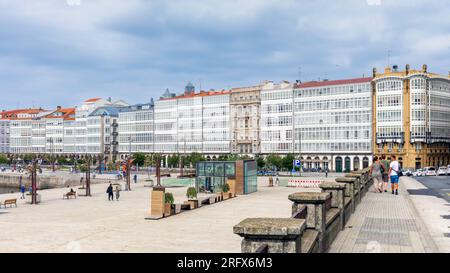 Balcons vitrés typiques de la Coruña connue sous le nom de galerias sur l'Avenida de Montoto. La Coruña, province de la Coruña, Galice, Espagne. Banque D'Images