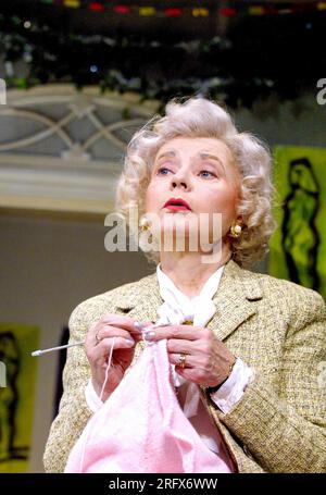 Prunella Scales (Grace) dans Un JOUR DANS LA MORT DE JOE EGG par Peter Nichols au New Ambassadors Theatre, Londres WC2 01/10/2001 design : es Devlin éclairage : Adam Silverman réalisateur : Laurence Boswell Banque D'Images