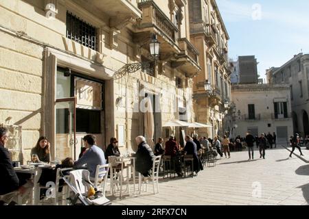 Lecce, Italie. Les gens mangent à l'extérieur du coin salon sur la Piazza Castromediano Sigismondo en hiver. Banque D'Images