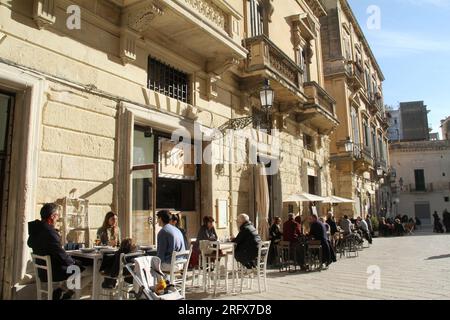 Lecce, Italie. Les gens mangent à l'extérieur du coin salon sur la Piazza Castromediano Sigismondo en hiver. Banque D'Images