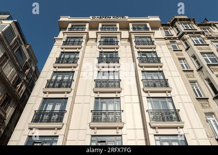 ISTANBUL - 3 AOÛT 2023 : : l'extérieur de l'hôtel historique Asper, du côté européen d'Istanbul. Banque D'Images