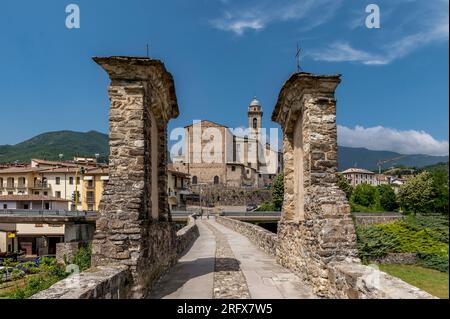 Un aperçu de Bobbio, en Italie, encadrée par l'ancien pont de bosselage Banque D'Images