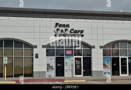 Houston, Texas États-Unis 07-04-2023, Penn Eye Care business devanture extérieur dans un centre commercial de Houston, TX Strip. Bureau d'optométriste local, vue de face extérieure. Banque D'Images