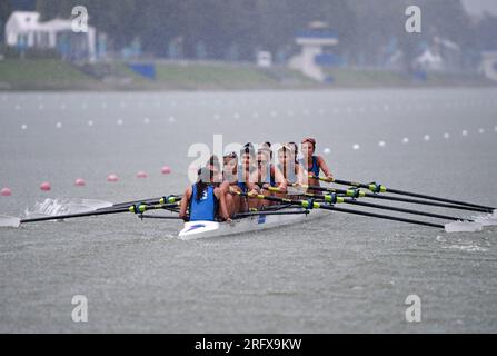 Chengdu, province chinoise du Sichuan. 6 août 2023. L'équipe d'Italie participe à la huitième finale féminine d'aviron A aux 31e Jeux mondiaux universitaires d'été de la FISU à Chengdu, dans la province du Sichuan, dans le sud-ouest de la Chine, le 6 août 2023. Crédit : Zhao Zishuo/Xinhua/Alamy Live News Banque D'Images
