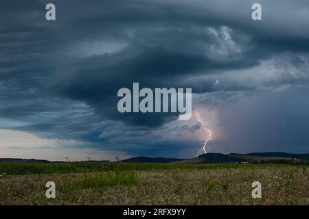 La foudre frappe d'un nuage d'orage spectaculaire au crépuscule Banque D'Images