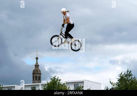 L'allemande Kim Lea Muller participe à la qualification Elite Femme en BMX Freestyle lors de la quatrième journée des Championnats du monde de cyclisme UCI 2023 à Glasgow Green, Glasgow. Date de la photo : dimanche 6 août 2023. Banque D'Images