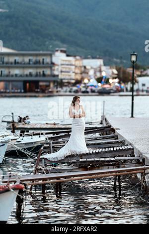 Eine trauhafte Braut am alten Hafen von Thasso dans le Griechenland Banque D'Images