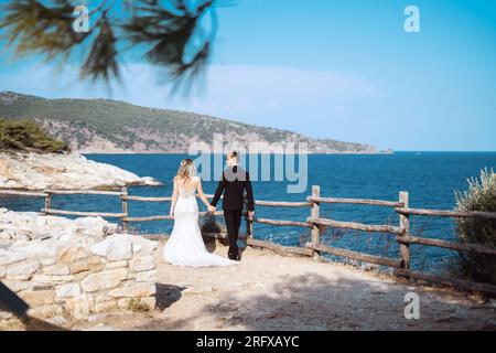 Ein liebevolles Brautpaar genießt die Hochzeit mit Meeresblick Banque D'Images