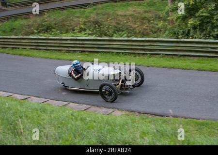 V.S.C.C. Prescott Speed Hill Climb, Prescott Hill, Gotherington, Gloucestershire, Angleterre, ROYAUME-UNI. 5 et 6 août 2023. Les membres du Vintage Sports car Club (V.S.C.C.) participant au championnat de vitesse de la ronde 5 des clubs à l'historique colline de Prescott. Cet événement de deux jours (essais du samedi / course du dimanche) avec plus de 250 voitures en action tout au long du week-end, fabriquées dès les années 10 et jusqu'à la fin des années 30 pour les voitures de sport et berlines et les voitures de course pré-1941 et gamme de l'Austin 7, Bugatti, Ford modèle A etc.cet événement est exécuté en utilisant le parcours court, (880 yards/804,7 m) et Banque D'Images