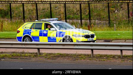 Dundee, Tayside, Écosse, Royaume-Uni. 6 août 2023. UK Météo : avec des sommets autour de 20 ° C, Dundee a un mélange de soleil brillant et de temps nuageux. Un dimanche matin, les officiers de police écossais assument leurs responsabilités de week-end en conduisant le long de la route Kingsway West à double chaussée de Dundee. Dundee a le taux de criminalité le plus élevé d'Écosse, dépassant Glasgow. Crédit : Dundee Photographics/Alamy Live News Banque D'Images