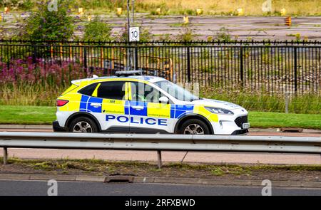 Dundee, Tayside, Écosse, Royaume-Uni. 6 août 2023. UK Météo : avec des sommets autour de 20 ° C, Dundee a un mélange de soleil brillant et de temps nuageux. Un dimanche matin, les officiers de police écossais assument leurs responsabilités de week-end en conduisant le long de la route Kingsway West à double chaussée de Dundee. Dundee a le taux de criminalité le plus élevé d'Écosse, dépassant Glasgow. Crédit : Dundee Photographics/Alamy Live News Banque D'Images