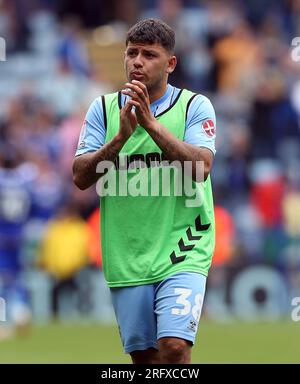 Gustavo Hamer de Coventry City applaudit les fans après le match du championnat Sky Bet au King Power Stadium, Leicester. Date de la photo : dimanche 6 août 2023. Banque D'Images