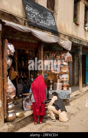 Inde, Jammu & Cachemire, Kargil, vieux bazar, cuivre et stalle de matériel Banque D'Images