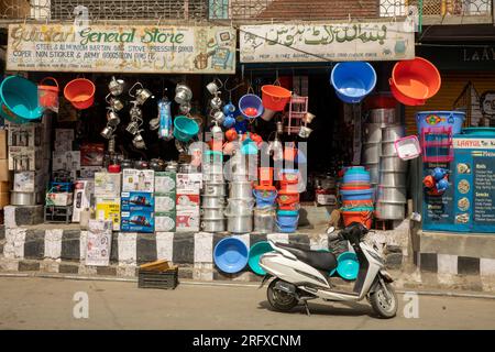 Inde, Jammu et Cachemire, Kargil, bazar, stalle de matériel Banque D'Images