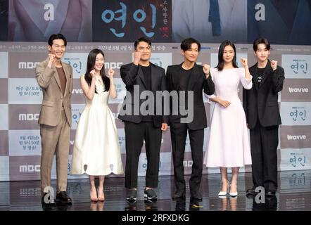 Lee Hak-Joo, Lee Da-in, Kim Sung-YONG, Namkoong min, Ahn Eun-Jin et Kim Yun-Woo, 4 août 2023 : les membres de la distribution (G-D) Lee Hak-Joo, Lee Da-in, le producteur Kim Sung-YONG, Namkoong min, Ahn Eun-Jin et Kim Yun-Woo assistent à une conférence de presse pour la télévision de Séoul en Corée du Sud. Le nouveau drame tourne autour de deux amants lors de l'invasion Qing de Joseon au 17e siècle. Crédit : Lee Jae-won/AFLO/Alamy Live News Banque D'Images