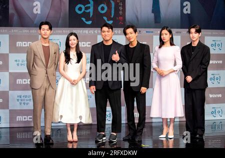 Lee Hak-Joo, Lee Da-in, Kim Sung-YONG, Namkoong min, Ahn Eun-Jin et Kim Yun-Woo, 4 août 2023 : les membres de la distribution (G-D) Lee Hak-Joo, Lee Da-in, le producteur Kim Sung-YONG, Namkoong min, Ahn Eun-Jin et Kim Yun-Woo assistent à une conférence de presse pour la télévision de Séoul en Corée du Sud. Le nouveau drame tourne autour de deux amants lors de l'invasion Qing de Joseon au 17e siècle. Crédit : Lee Jae-won/AFLO/Alamy Live News Banque D'Images