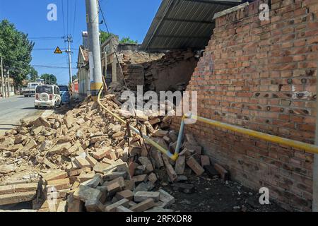 Pingyuan, Chine. 06 août 2023. (230806) -- PINGYUAN, 6 août 2023 (Xinhua) -- Une maison endommagée est photographiée après un tremblement de terre dans le village de Guojiatang, dans la ville de Wangdagua, dans le comté de Pingyuan, dans l'est de la Chine, province du Shandong, le 6 août 2023. À partir de 7 heures Dimanche, un total de 21 personnes ont été blessées dans le tremblement de terre de magnitude 5,5 qui a frappé le comté de Pingyuan, dans la ville de Dezhou, dans la province du Shandong, dans l'est de la Chine, à 2:33 heures du matin Sunday.A total de 126 bâtiments dans la zone sismique se sont effondrés, tandis que le transport, la communication et l'alimentation électrique y étaient normaux, et aucune fuite n'a été découverte au pétrole Banque D'Images