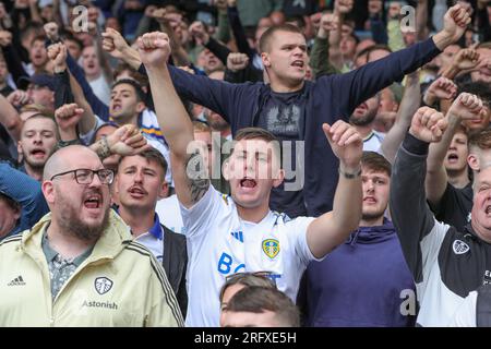 Les fans de Leeds chantent lors du Sky Bet Championship Match Leeds United vs Cardiff City à Elland Road, Leeds, Royaume-Uni, le 6 août 2023 (photo James Heaton/News Images) Banque D'Images