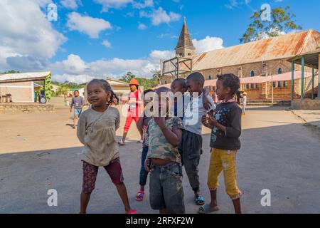 Andasibe, Madagascar - 26.2023, mai : enfants dans le village Andasibe, arrière-plan de l'église Banque D'Images