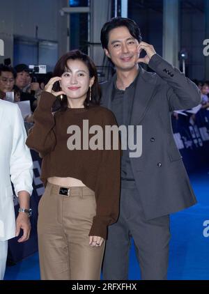 Séoul, Corée du Sud. 3 août 2023. (De gauche à droite) les acteurs sud-coréens Han Hyo-joo et Zo In-sung assistent à un tapis bleu pour le film Disney 'Moving' Blue Carpet à Séoul, Corée du Sud, le 3 août 2023. (Photo de Lee Young-ho/Sipa USA) crédit : SIPA USA/Alamy Live News Banque D'Images