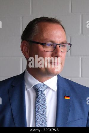 Magdeburg, Allemagne. 06 août 2023. Tino Chrupalla, porte-parole national de l’AfD, photographié en marge de la réunion électorale européenne de l’AfD dans une salle du salon de Magdeburg. Crédit : Sebastian Willnow/dpa/Alamy Live News Banque D'Images