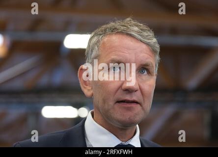 Magdeburg, Allemagne. 06 août 2023. Björn Höcke (AfD), s'entretient avec des représentants des médias lors de la réunion électorale européenne de l'AfD dans une salle du salon de Magdeburg. Crédit : Sebastian Willnow/dpa/Alamy Live News Banque D'Images