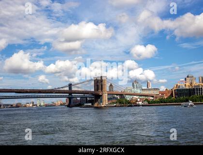 Capturez l'allure majestueuse du pont de Brooklyn, une merveille architecturale enjambant l'East River à New York. Admirez la beauté de l'engi urbain Banque D'Images