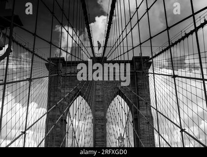 Capturez l'allure majestueuse du pont de Brooklyn, une merveille architecturale enjambant l'East River à New York. Admirez la beauté de l'engi urbain Banque D'Images