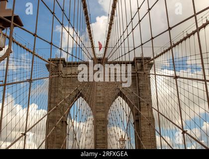 Capturez l'allure majestueuse du pont de Brooklyn, une merveille architecturale enjambant l'East River à New York. Admirez la beauté de l'engi urbain Banque D'Images