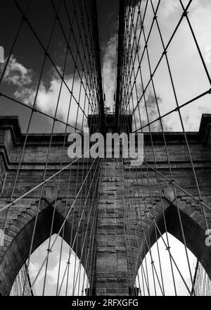 Capturez l'allure majestueuse du pont de Brooklyn, une merveille architecturale enjambant l'East River à New York. Admirez la beauté de l'engi urbain Banque D'Images