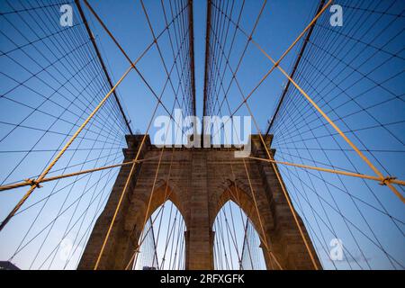 Capturez l'allure majestueuse du pont de Brooklyn, une merveille architecturale enjambant l'East River à New York. Admirez la beauté de l'engi urbain Banque D'Images