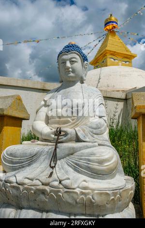 Erdenet, Mongolie - 18 juillet 2023 : stupa au monastère Amarbayasgalant dans la province de Selenge, Erdenet, Mongolie. Banque D'Images