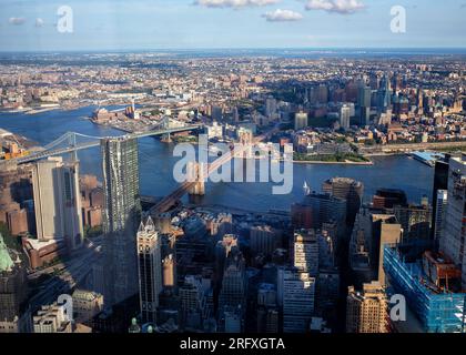 Capturez l'allure majestueuse du pont de Brooklyn, une merveille architecturale enjambant l'East River à New York. Admirez la beauté de l'engi urbain Banque D'Images