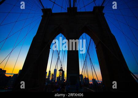 Capturez l'allure majestueuse du pont de Brooklyn, une merveille architecturale enjambant l'East River à New York. Admirez la beauté de l'engi urbain Banque D'Images