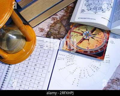 Livres d'astrologie et hourglass dans office psychique Banque D'Images