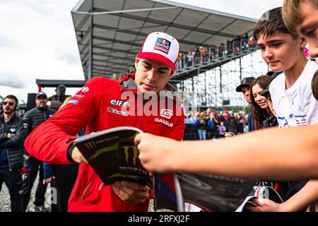 NORTHAMPTON, ROYAUME-UNI. 06 août 23. Lors de Rider Fan Parade avant le Grand Prix de Grande-Bretagne Monster Energy au circuit de Silverstone le dimanche 06 août 2023 à NORTHAMPTON, EN ANGLETERRE. Crédit : Taka G Wu/Alamy Live News Banque D'Images