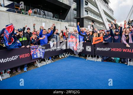 NORTHAMPTON, ROYAUME-UNI. 06 août 23. Les fans lors de Rider Fan Parade avant le Grand Prix de Grande-Bretagne Monster Energy au circuit de Silverstone le dimanche 06 août 2023 à NORTHAMPTON, EN ANGLETERRE. Crédit : Taka G Wu/Alamy Live News Banque D'Images