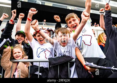 NORTHAMPTON, ROYAUME-UNI. 06 août 23. Les fans lors de Rider Fan Parade avant le Grand Prix de Grande-Bretagne Monster Energy au circuit de Silverstone le dimanche 06 août 2023 à NORTHAMPTON, EN ANGLETERRE. Crédit : Taka G Wu/Alamy Live News Banque D'Images