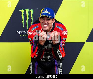 NORTHAMPTON, ROYAUME-UNI. 06 août 23. ALEIX Espargaro (EPS) d'Aprilia Racing célèbre sa victoire au Grand Prix de Grande-Bretagne Monster Energy sur le circuit de Silverstone le dimanche 06 août 2023 à NORTHAMPTON, EN ANGLETERRE. Crédit : Taka G Wu/Alamy Live News Banque D'Images