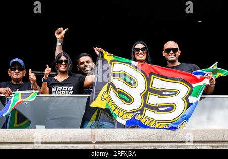 NORTHAMPTON, ROYAUME-UNI. 06 août 23. Les fans de Brad Binder de (ZAF) de Red Bull KTM Factory Racing lors de Rider Fan Parade avant le Grand Prix de Grande-Bretagne Monster Energy sur le circuit de Silverstone le dimanche 06 août 2023 à NORTHAMPTON, EN ANGLETERRE. Crédit : Taka G Wu/Alamy Live News Banque D'Images