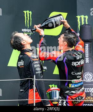 NORTHAMPTON, ROYAUME-UNI. 06 août 23. ALEIX Espargaro (EPS) d'Aprilia Racing célèbre sa victoire au Grand Prix de Grande-Bretagne Monster Energy sur le circuit de Silverstone le dimanche 06 août 2023 à NORTHAMPTON, EN ANGLETERRE. Crédit : Taka G Wu/Alamy Live News Banque D'Images