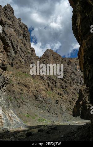 Yolyn am gorge des montagnes Gurvan Saikhan dans le désert de Gobi en Mongolie. Banque D'Images