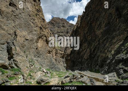 Yolyn am gorge des montagnes Gurvan Saikhan dans le désert de Gobi en Mongolie. Banque D'Images