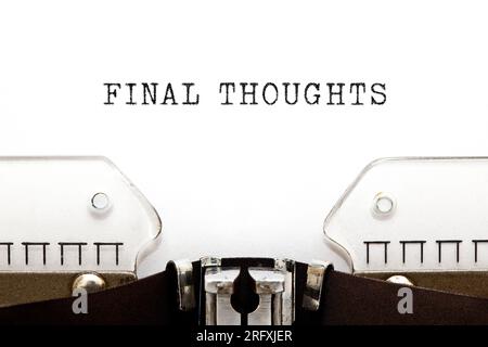 Phrase pensées finales écrites sur machine à écrire vintage avec espace de copie. Concept de conclusion, de résumé ou de conclusion. Banque D'Images