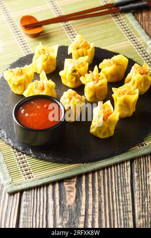 SIU Mai ou Shumai l'un des célèbres boulettes chinoises closeup sur la table. Vertical Banque D'Images