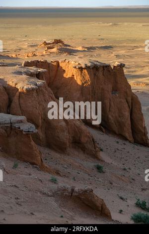 Les falaises flambantes aussi connues sous le nom de Bayanzag dans le désert de Gobi en Mongolie. Banque D'Images