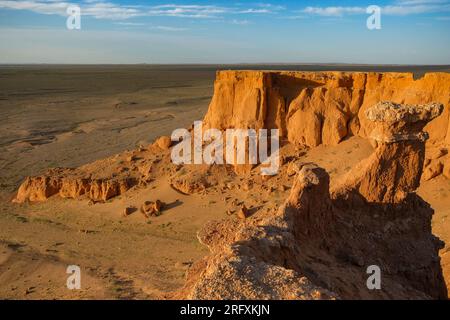 Les falaises flambantes aussi connues sous le nom de Bayanzag dans le désert de Gobi en Mongolie. Banque D'Images