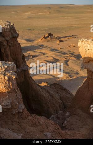 Les falaises flambantes aussi connues sous le nom de Bayanzag dans le désert de Gobi en Mongolie. Banque D'Images