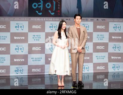 Lee Da-in et Lee Hak-Joo, 4 août 2023 : les acteurs Lee Da-in (L) et Lee Hak-Joo assistent à une conférence de presse pour la série télévisée MBC 'My Dearests' au MBC à Séoul, en Corée du Sud. Le nouveau drame tourne autour de deux amants lors de l'invasion Qing de Joseon au 17e siècle. Crédit : Lee Jae-won/AFLO/Alamy Live News Banque D'Images
